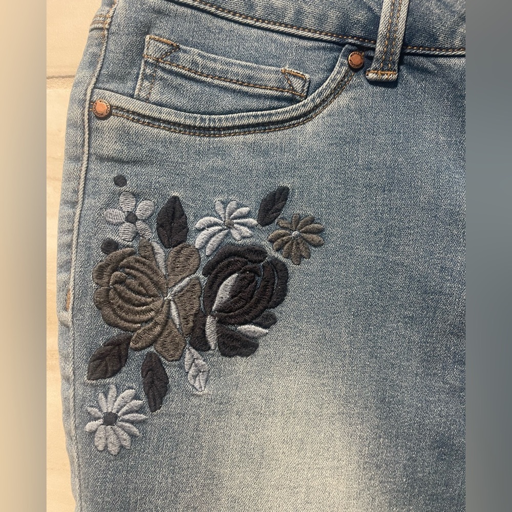 Women’s Workshop Republic Clothing Embroidered Jeans Size 4 NWT - Picture 2 of 10